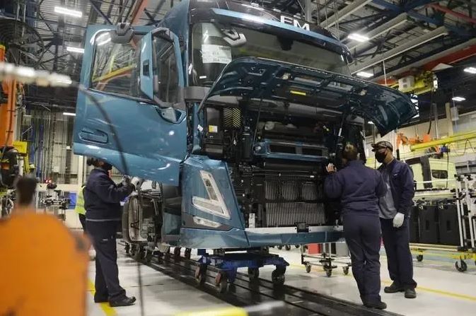 Produção de caminhões cresce 4,2% em outubro